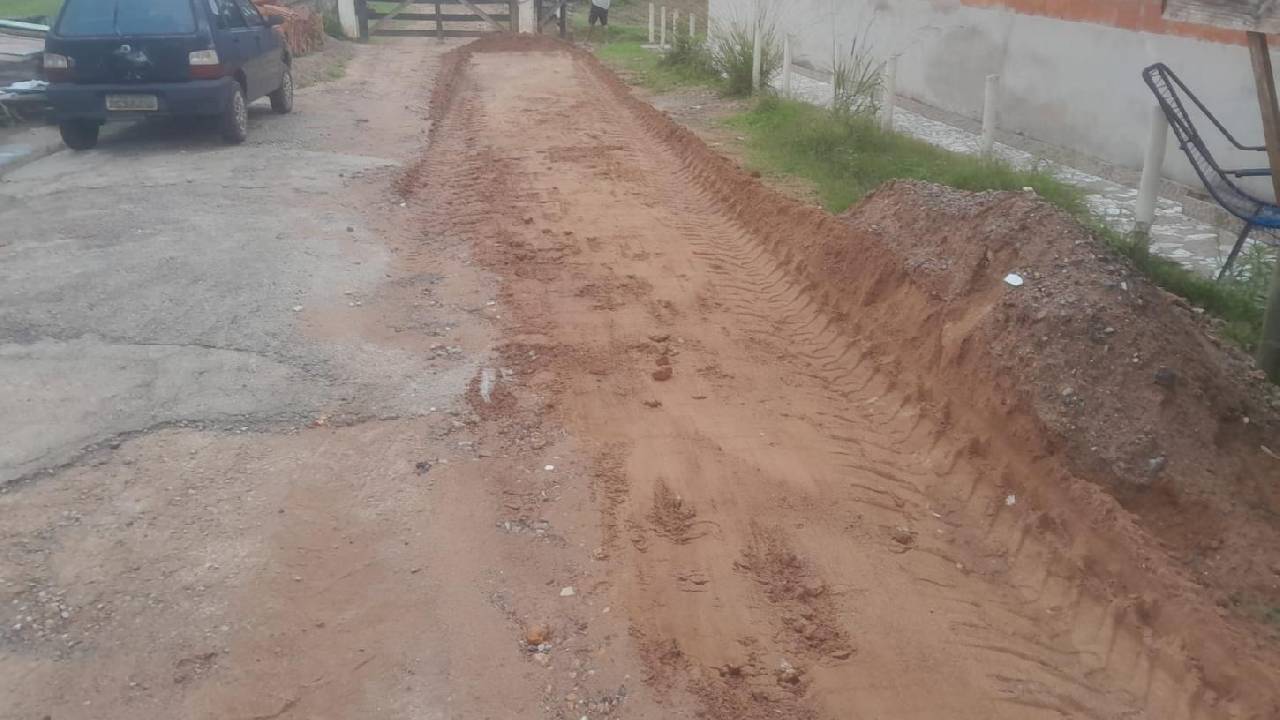 Execução de serviços de motonivelamento na Rua da Servidão