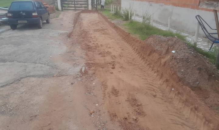 Execução de serviços de motonivelamento na Rua da Servidão