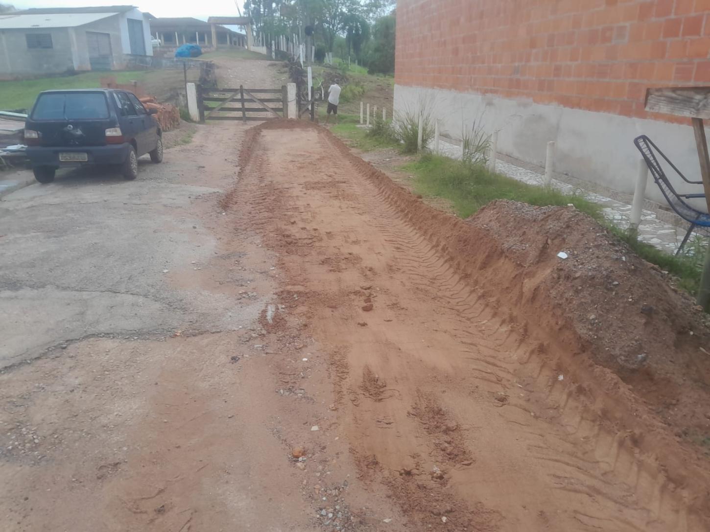 Execução de serviços de motonivelamento na Rua da Servidão